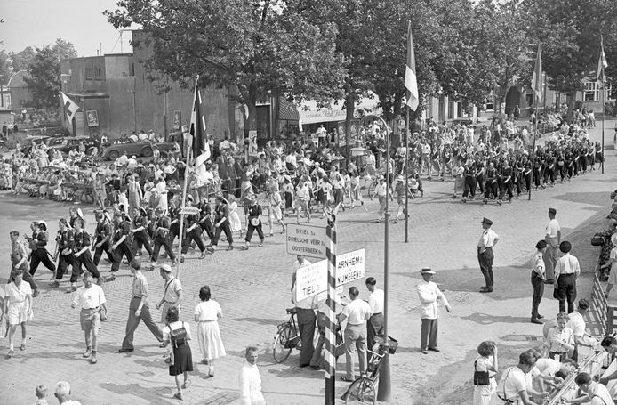 In 1949 zijn er in Nijmegen veel geüniformeerde groepen. Daarin valt verzuild Nederland te herkennen.