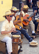 Cubanen maken muziek op straat.
