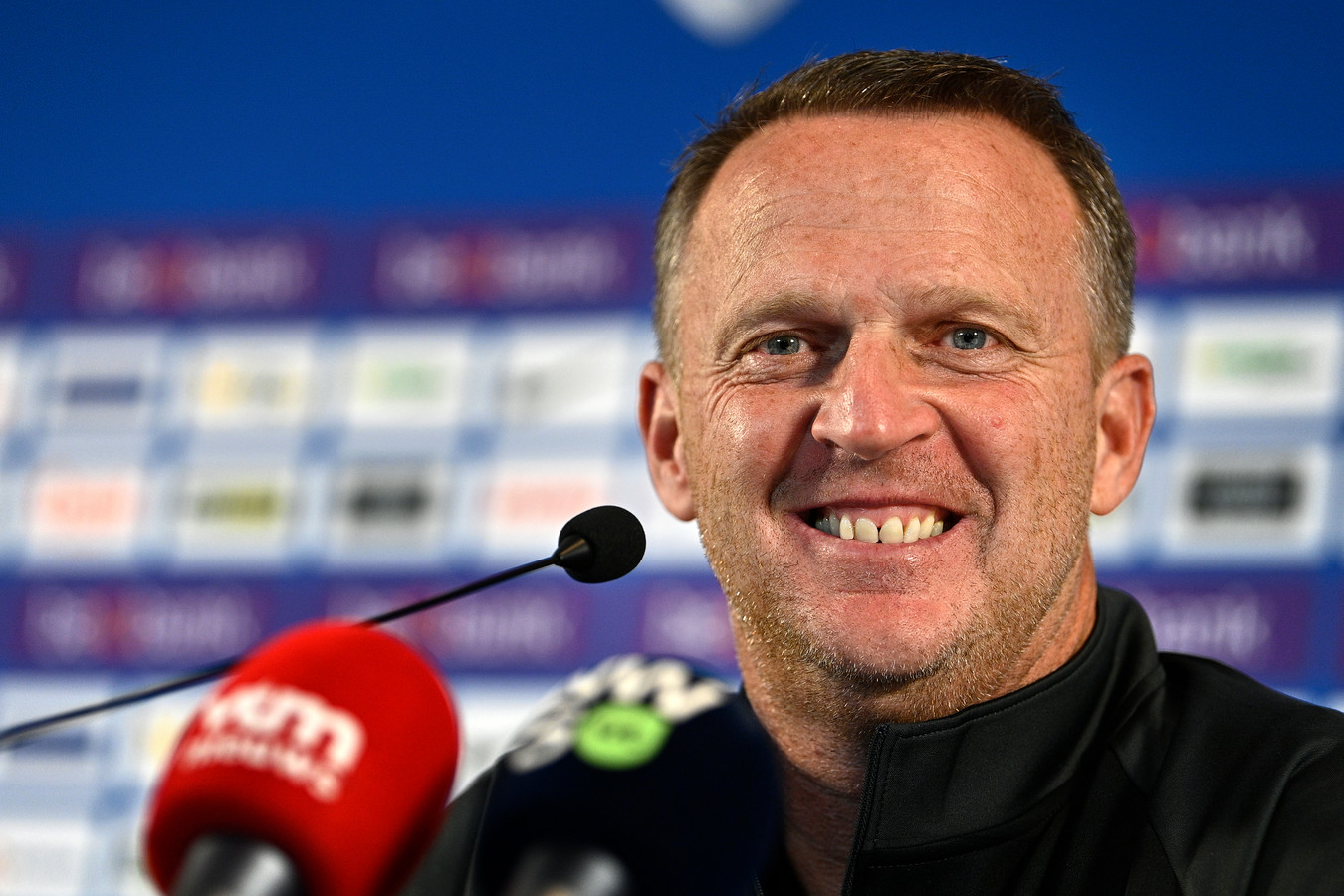 Van den Brom 'Nooit benaderd door grote drie in Nederland, maar dit is ook een grote club
