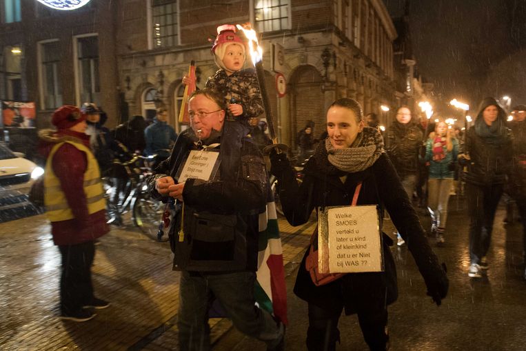 Deelnemers aan een fakkeloptocht door het centrum van Groningen in januari. Beeld ANP