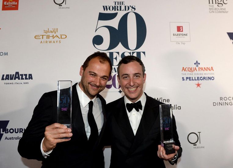 Daniel Humm en Will Guidara van Eleven Madison Park met hun prijs voor beste restaurant ter wereld. Beeld afp