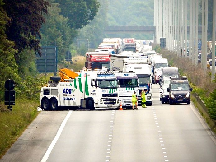 Een gekantelde vrachtwagen zorgt voor grote hinder op de E40 in Beernem.
