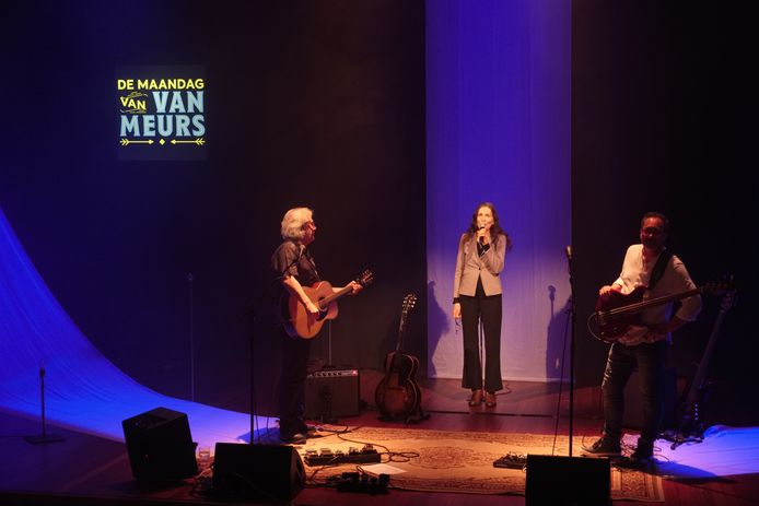 De Maandag van Van Meurs in Muziekgebouw Eindhoven afgelopen 12 april, met Astenaar Ton Engels, organisator/presentatrice Ankie Keultjes en bassist Eric Coenen.