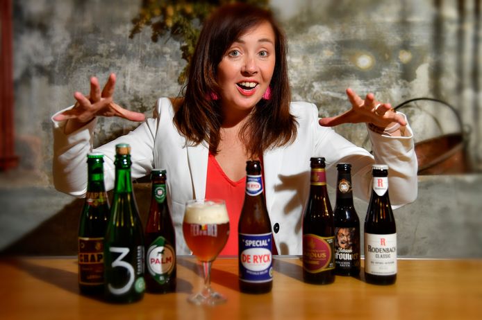 Biersommelier Sofie Vanraefelgem met een selectie streekbieren die meedingen naar de titel van Het Streekproduct 2019