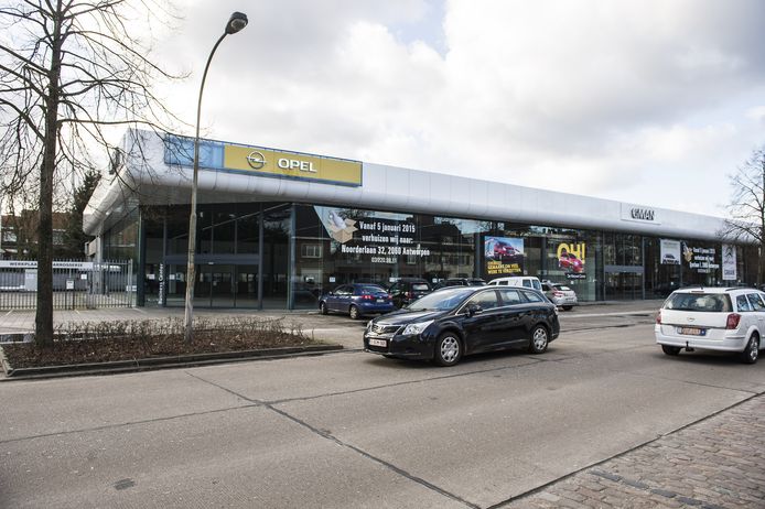 persoon Leraar op school Zullen Albert Heijn koopt Opel-garage | Brasschaat | hln.be