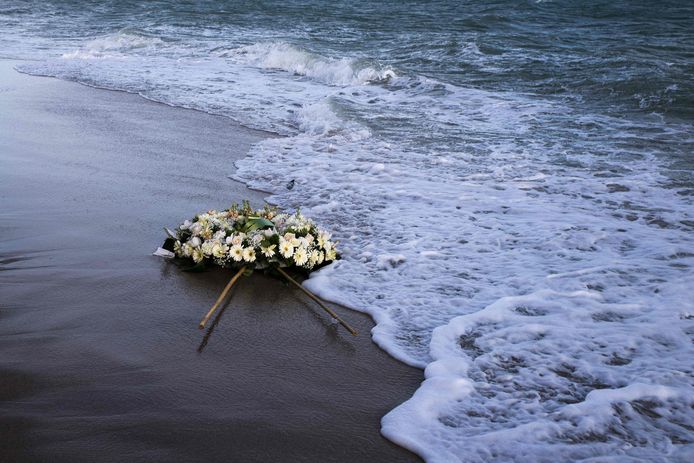 Een bloemenkrans op het strand van Cutro, Italië waar vorige maand 70 migranten omkwamen doordat hun boot doormidden brak. Dat schip was overigens vertrokken uit Turkije.