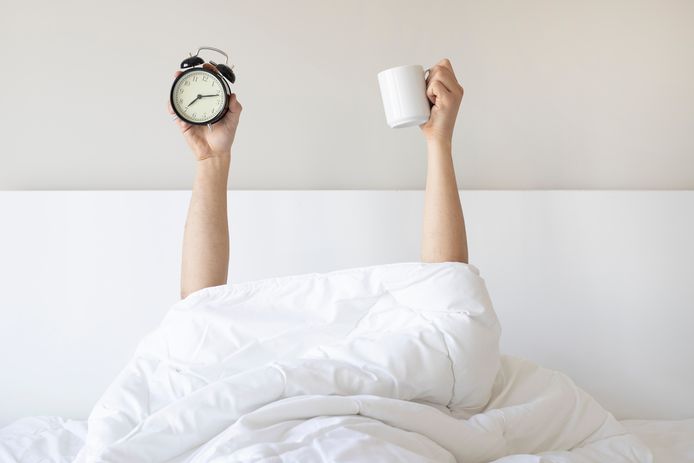 Amerikaanse wetenschappers ontdekten hoe je die ochtendsufheid sneller wegkrijgt na het opstaan.