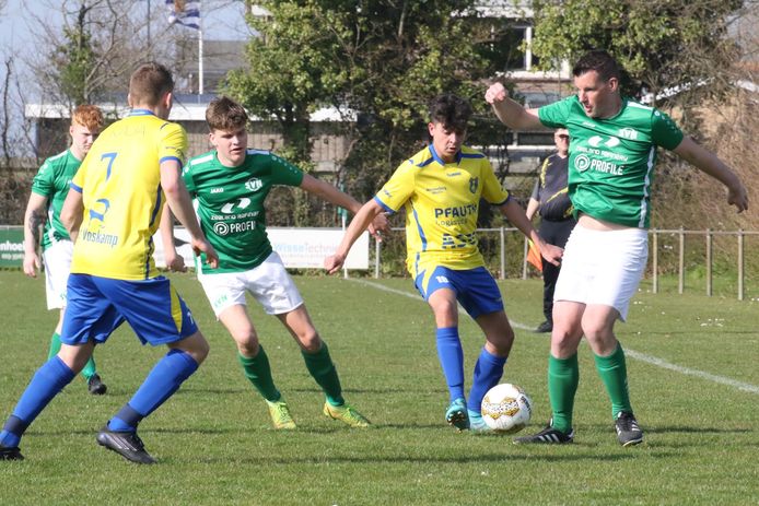 Een beeld uit het duel tussen Nieuwdorp (groen) en FC Dauwendaele in de derde klasse A.