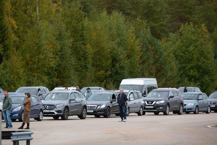 Lange rijen auto's aan Finse grens met Rusland.