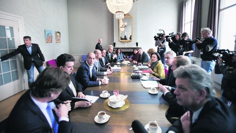 De fractievoorzitters van de partijen in de Tweede Kamer bijeen om met Kamervoorzitter Gerdi Verbeet de ontstane situatie te bespreken. Derde van links aan de tafel, Diederik Samsom. Beeld Werry Crone