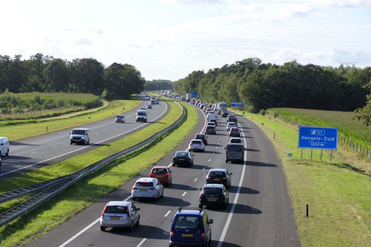 Ongeluk voor file op A35 tussen Enschede en Hengelo Foto AD.nl
