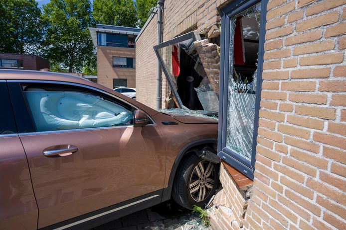 Auto rijdt sportschool binnen.