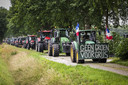 Boeren zijn via een zandweg de snelweg afgeleid na protesten op de A28 tussen Hoogeveen en Assen, een dag voordat de Tweede Kamer zal stemmen over moties die zijn ingediend tijdens het debat over de stikstofplannen. In sommige gebieden in Nederland moet de uitstoot van stikstof met 70 tot 80 procent worden verminderd.