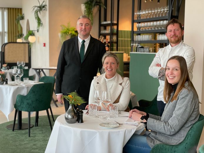 Delphine Lootens, Julie De Munck, Steve Van Eetvelde en chef Achim Vandenbussche van Brassi Grand Café