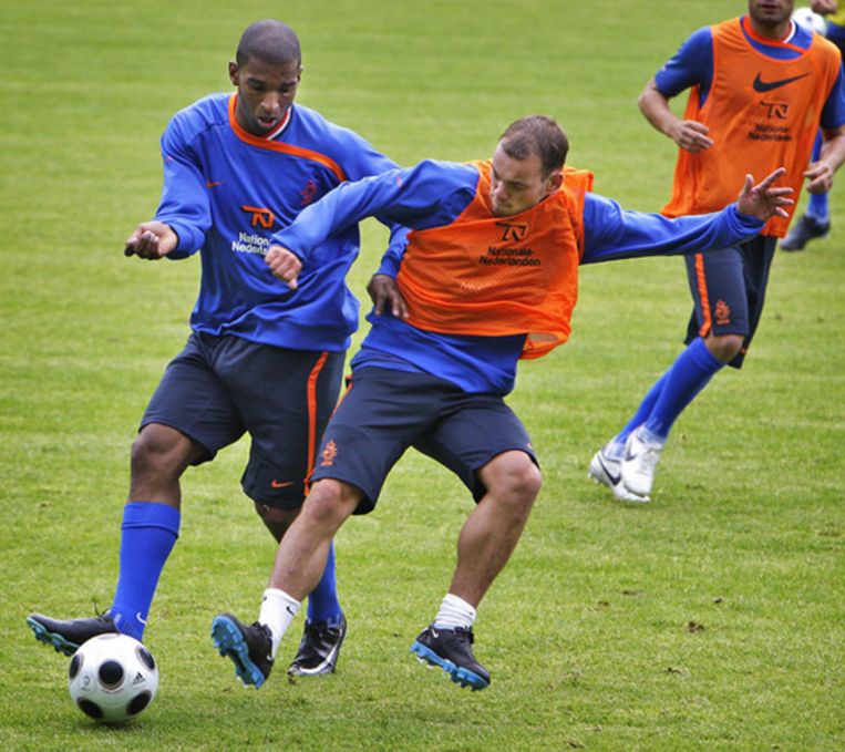 Wesley Sneijder in duel met Ryan Babel tijdens de training in Hoenderloo (Foto: ANP) Beeld 
