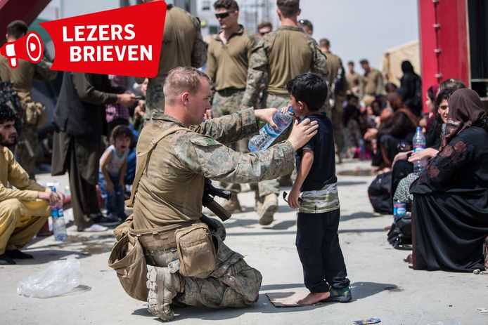 Een Amerikaanse marinier helpt waar hij helpen kan op het vliegveld in Kaboel.