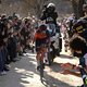 Tom Pidcock wint solo de Strade Bianche, Tiesj Benoot wordt derde