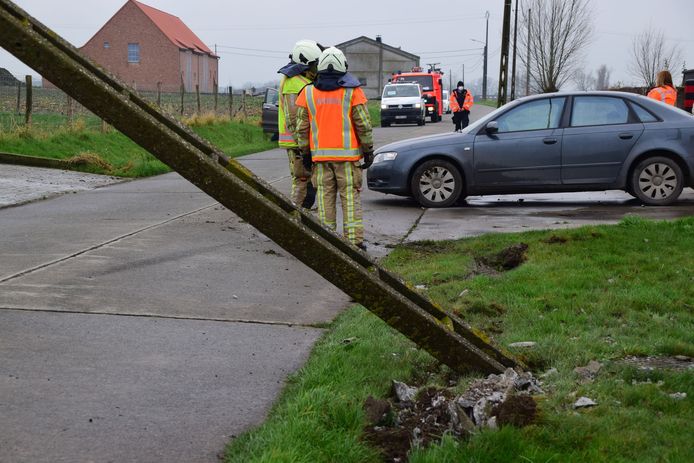 De bestuurder crashte tegen een elektriciteitspaal in de Hogestraat in Werken.