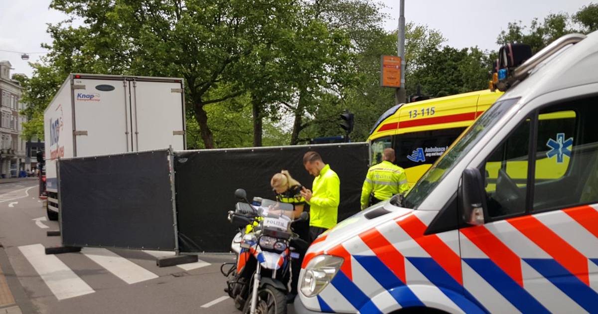 Fietser overleden na aanrijding vrachtwagen Stadhouderskade.