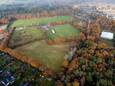 Het terrein bij sportpark De Veldkant, waar morgen en vrijdag zestien flexwoningen worden geplaatst voor Oekraïense vluchtelingen.