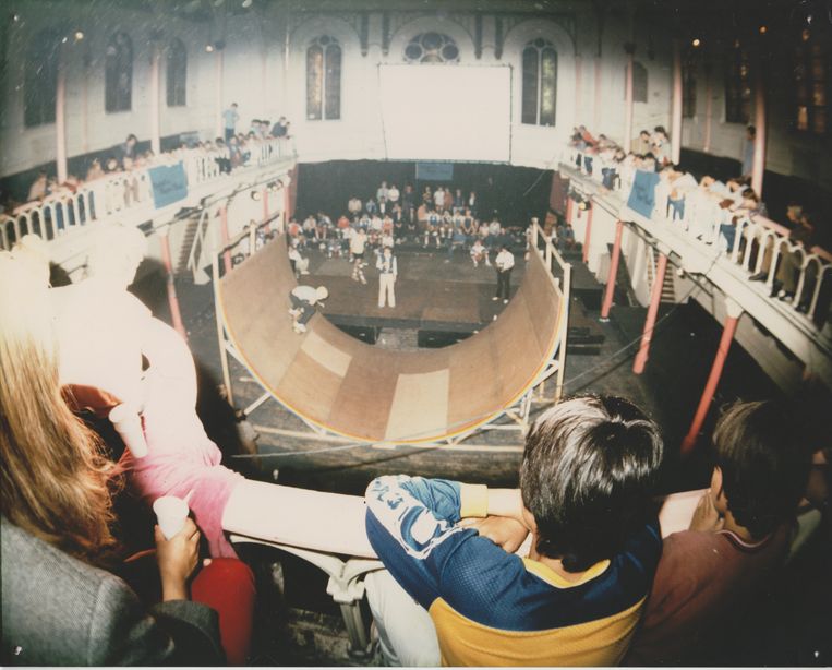 Het team van Rodolfo’s in Paradiso met een demontabele half-pipe.  Beeld Rolf Veenendaal