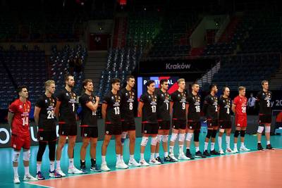 De Red Dragons maken nog kans op de achtste finales: Belgische volleybalmannen kloppen Griekenland met 3-0 op het EK volleybal