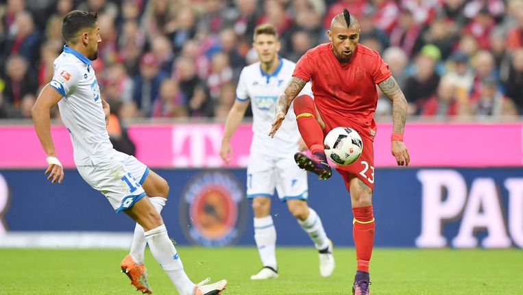 Kerem Demirbay (Hoffenheim) en Arturo Vidal (Bayern). Beeld Proshots