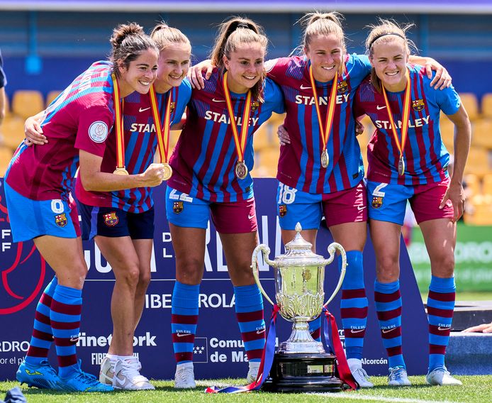 Lieke Martens (midden) met haar teamgenoten na het winnen van de Copa de la Reina.