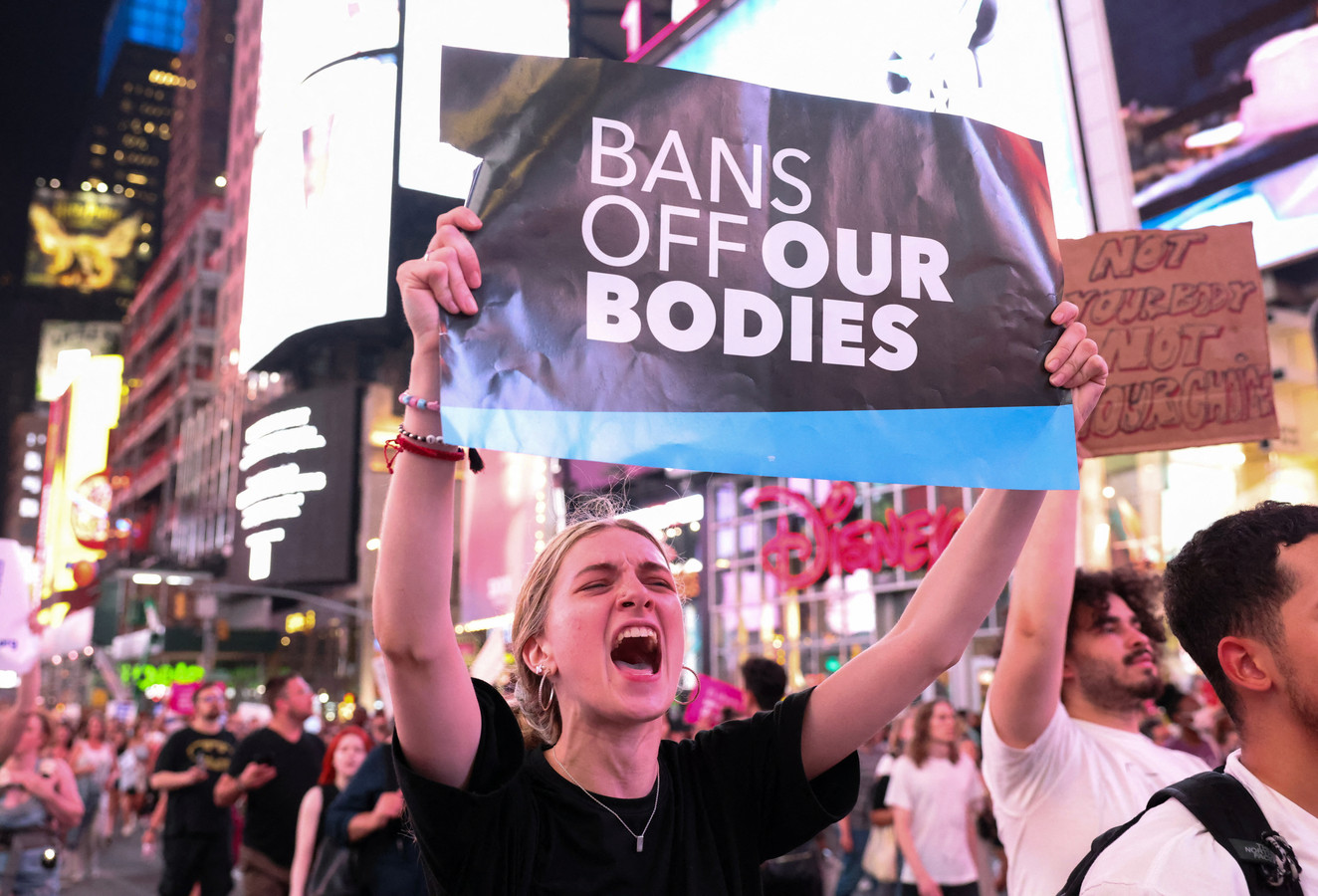 Demonstranten in New York protesteren tegen de ontmanteling van het federale recht op abortus.