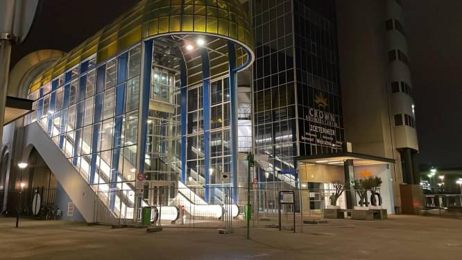 Glazen kap van Mandelabrug in Zoetermeer met spoed ontmanteld, treinstation blijft afgesloten