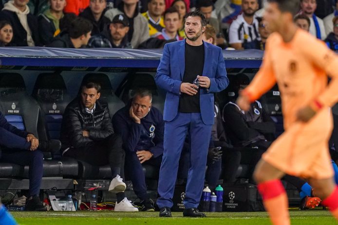 Carl Hoefkens, of hoe een voetbalcoach z'n cool bewaart in het heetst van de strijd.