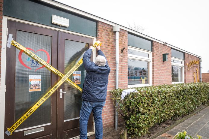 Medewerkers van bureau Pear plakken de deuren van de Horsthoekschool dicht.