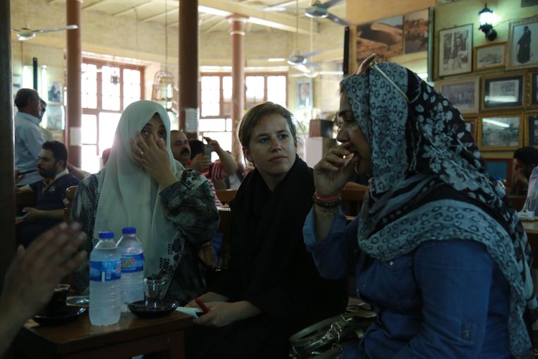 Ana van Es in gesprek met twee vrouwen in Bagdad, 2016.  Beeld 