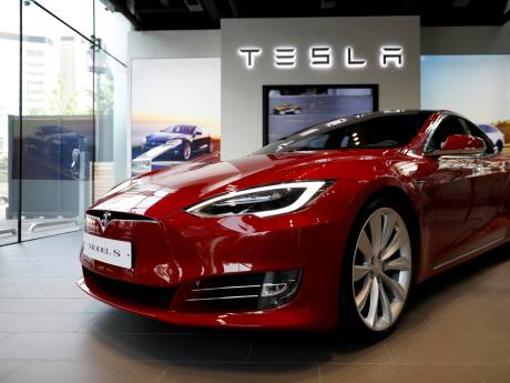 Tesla Model S vliegt in brand in garage