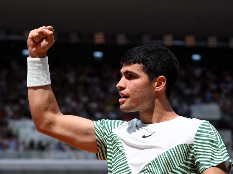 Dit kan helemaal niet! Alcaraz maakt punt van het jaar in halve finale tegen Djokovic