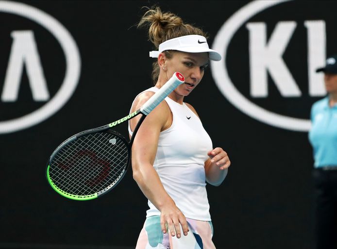 Simona Halep gooit uit frustratie met haar racket.