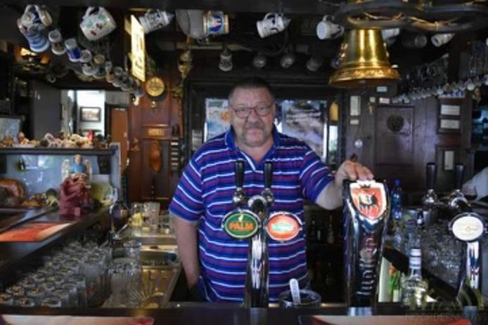 Wim Verhoeven aan de tap van De Gouden Leeuw.
