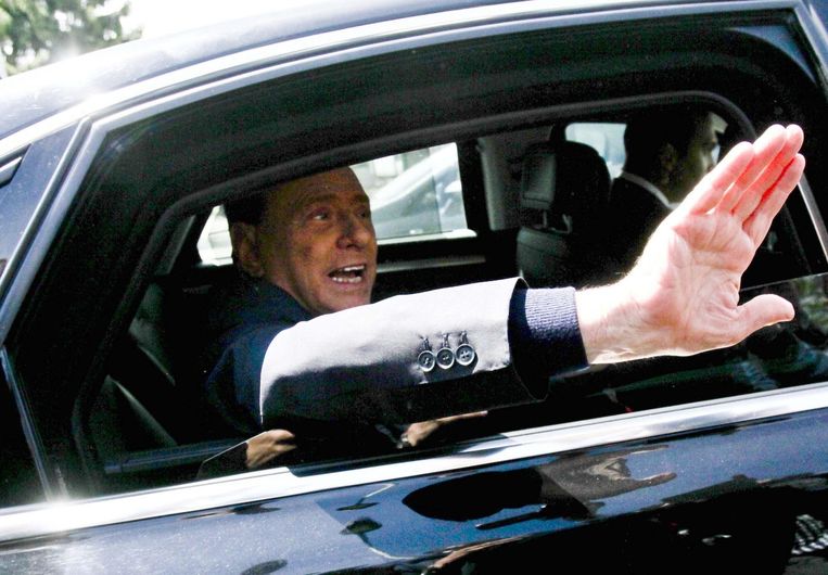 Silvio Berlusconi zwaait naar omstanders terwijl hij het verpleeghuis in Milaan verlaat. Beeld epa