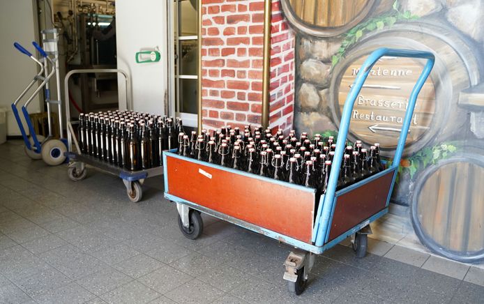Het bier wordt klaargemaakt om weggegeven te worden in het Willinger Brauhaus.