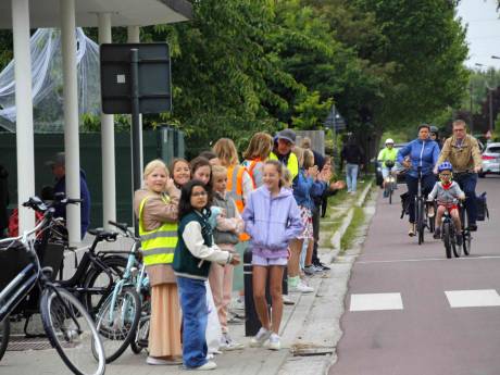 Fietsers overladen met applaus in Gent: “We toveren een glimlach op elk gezicht”