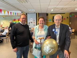 Piet Van Eekelen blaast honderd kaarsjes uit en dat mag gevierd worden
