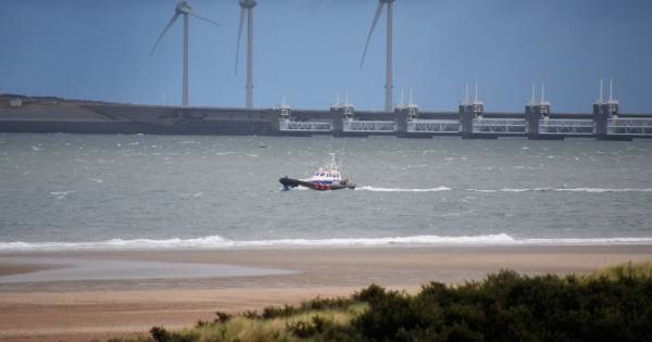 Hulpdiensten rukken uit voor melding watersporter in nood .