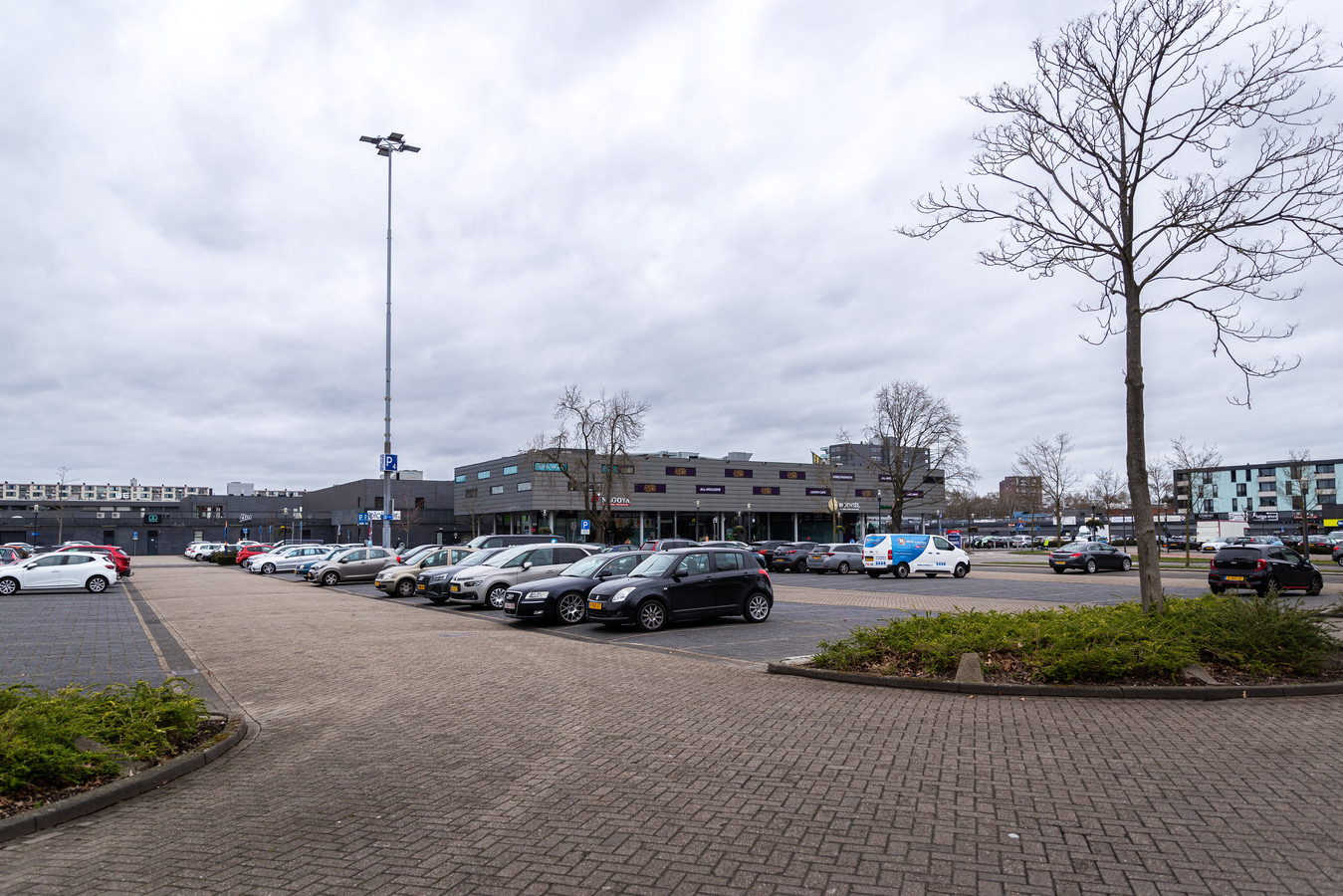 Verwarde man loopt met mes en grote stok bij winkelcentrum Woensel