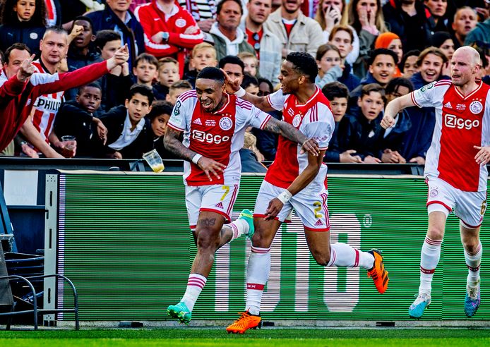 Steven Bergwijn wordt in de bekerfinale tegen PSV bekogeld met een beker bier.