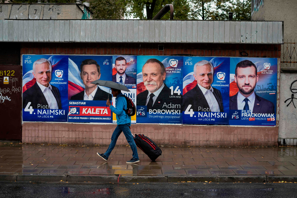 Verkiezingsposters van regeringspartij PiS in Polen. Beeld AFP