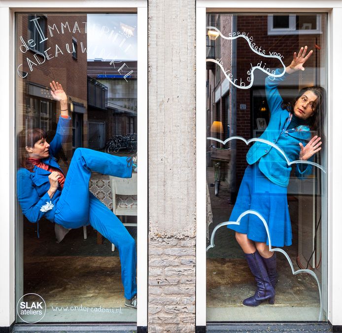 Pauline Fokkelman en Daniëlle Bouwmeester (links)  hebben vrijdag de Immateriële Cadeauwinkel geopend. Je kunt er onder andere een theatervoorstelling kopen of een voorleessessie.