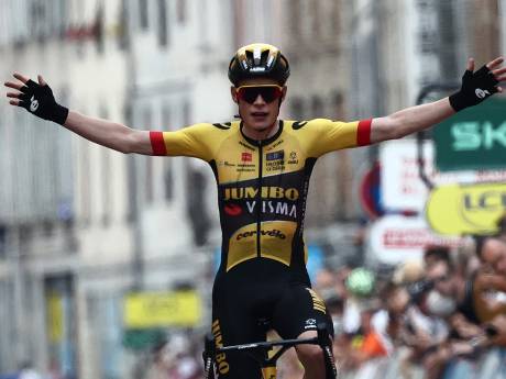 Jonas Vingegaard soleert naar etappezege in Critérium du Dauphiné en grijpt leiderstrui