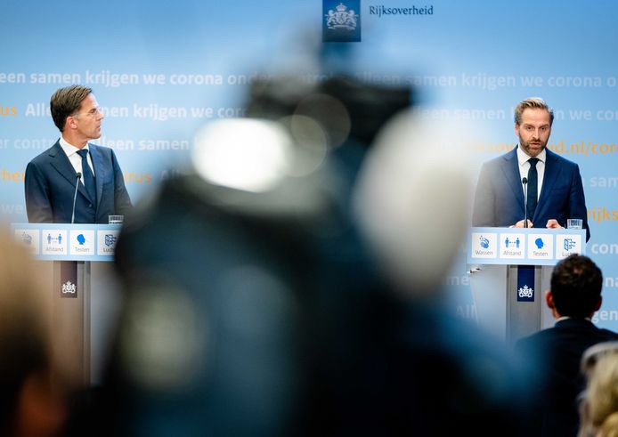 Demissionair premier Mark Rutte en demissionair minister Hugo de Jonge van Volksgezondheid.