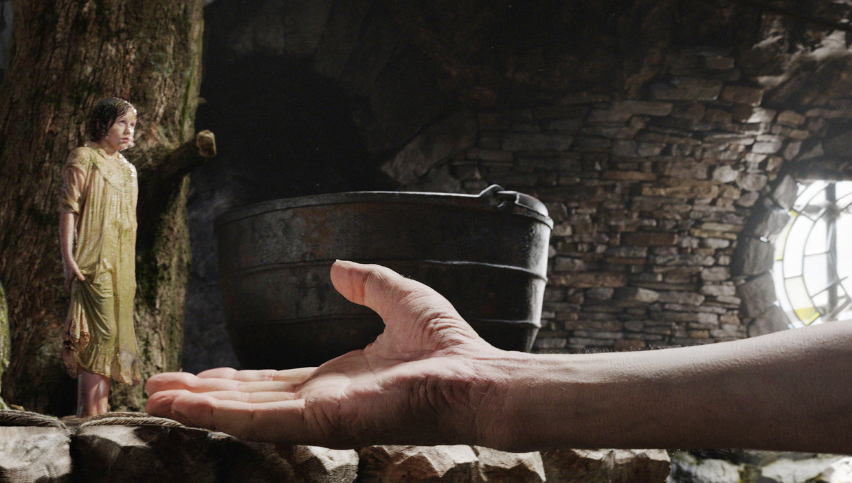 Filmstill uit The BFG met Ruby Barnhill als Sophie en Mark Rylance als reus. Beeld  