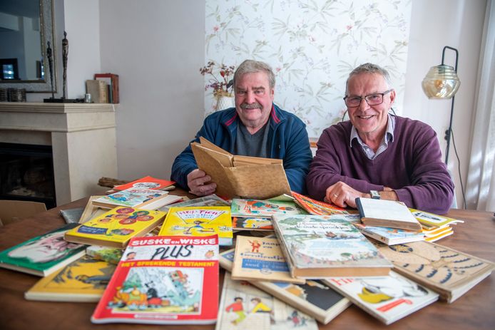 Jos Kruiper (rechts) en mede-vrijwilliger Herman de Lange nemen een nieuwe lading kinderboeken door voor de collectie van Behoud van 't Oud.